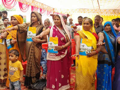 UP में गांव-गांव चला जल जागरुकता अभियान, मंत्री स्वतंत्र देव सिंह ने बच्चों को बताया बोतल में बचे पानी का यूज 