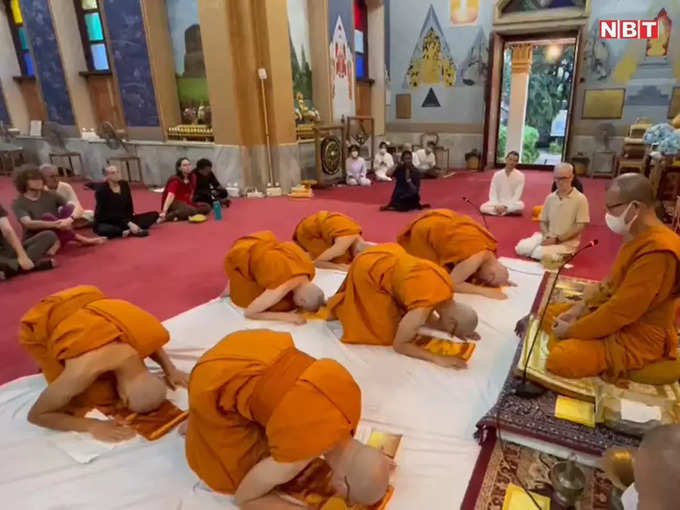 ​दीक्षा लेने के बाद छात्रों ने थाई मंदिर में विशेष पूजा