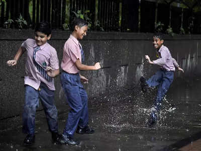 Delhi-NCR Rains: छै छपाक छै... बच्चों के लिए मस्ती टाइम लेकर आई ये बारिश, देखिए आपको बचपन याद आ जाएगा 