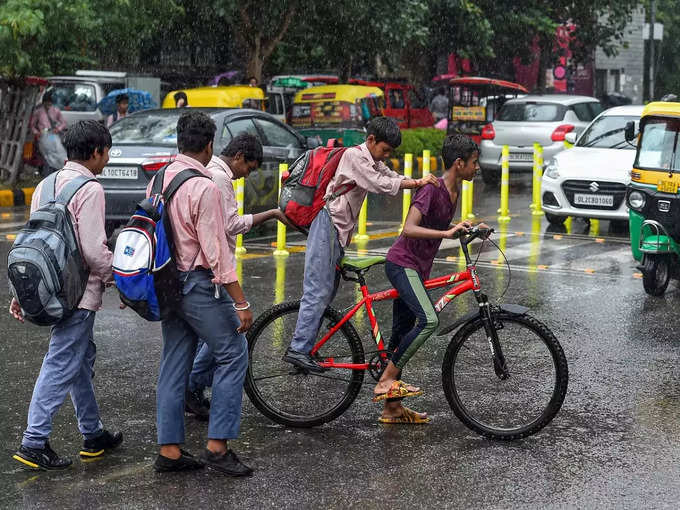 बारिश के बीच स्कूल से लौटते छात्रों ने कुछ इस तरह मनाया जश्न