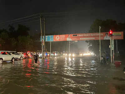 भारी बारिश से दिल्ली-गुरुग्राम एक्सप्रेसवे पर भरा पानी, जाम में फंसी गाड़‍ियां, ग‍िरते-ग‍िरते बचे लोग, देखें तस्वीरें 