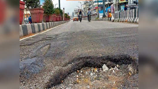 बारा ठेकेदार 'खड्ड्यांत'; महापालिकेकडून काळ्या यादीत, अधिकाऱ्यांनाही दंड