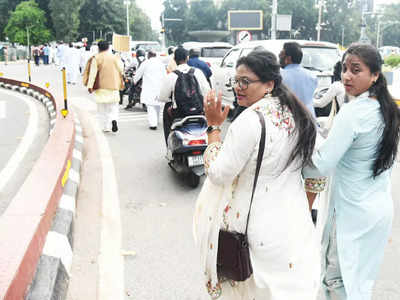 Akhilesh Yadav: पैदल मार्च में अखिलेश से कदमताल में विधायकों के पसीने छूटे, महिला MLA पीछे रह गईं 