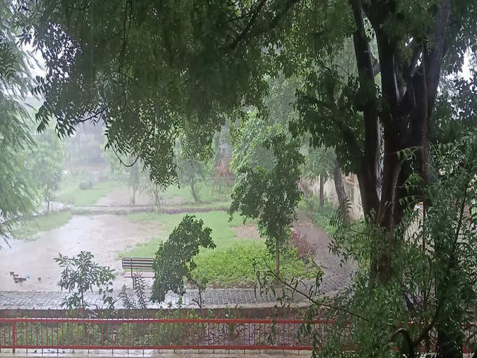 राजाजीपुरम इलाके में बारिश
