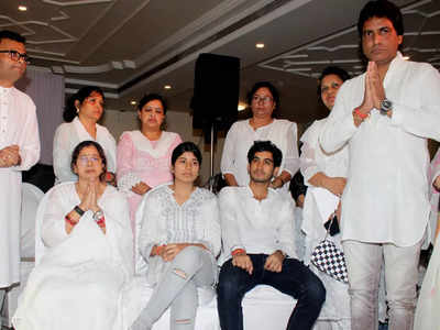 फोटो: राजू श्रीवास्तव के प्रार्थना सभा में मौजूद था पूरा परिवार, अरुण गोविल से लेकर केके मेनन जैसे कई सितारे शामिल