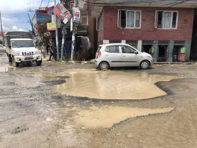 चीन को सड़क का ठेका देकर पछता रहा नेपाल, जान जोखिम में डाल कर चल रहे लोग, गड्ढों से पटी रोड