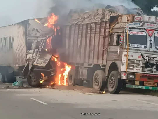 Jabalpur : सड़क के किनारे खड़े ट्रक में जा घुसा कंटेनर, टक्‍कर के बाद लगी आग, कंडक्‍टर जिंदा जला