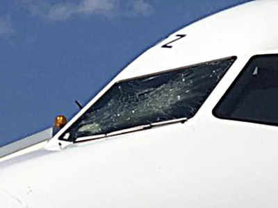 उड़ते प्लेन की टूटी खिड़की, हवा में अटकी यात्रियों की जान, करना पड़ा इमरजेंसी डायवर्ट