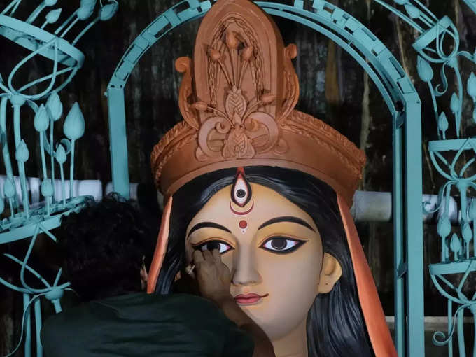 देवी दुर्गा को मूर्ति को द‍िया अंतिम रूप