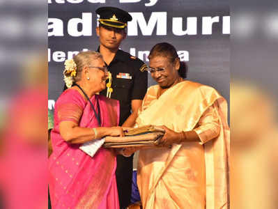 Draupadi Murmu in Karnataka - ರಾಷ್ಟ್ರಪತಿ ಅವರಿಗೆ ಇಳಕಲ್ ಸೀರೆ, ಕೌದಿ ಉಡುಗೊರೆ ನೀಡಿದ ಸುಧಾ ಮೂರ್ತಿ