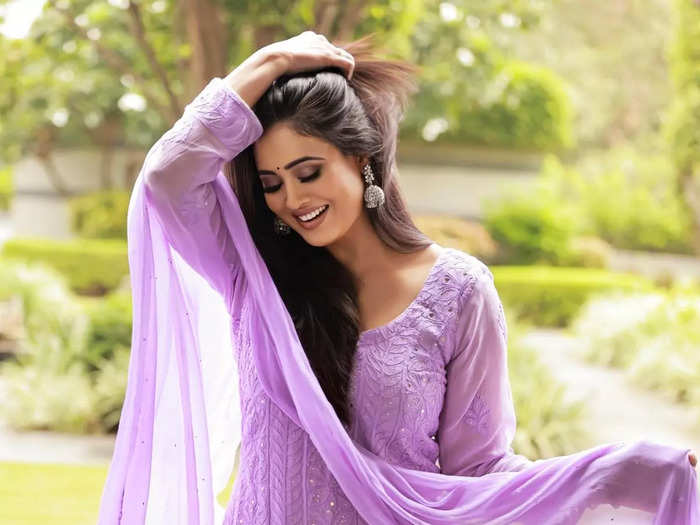 shweta tiwari flaunts her toned curves in chikankari embroidery kurta set