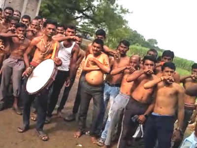 महाराष्ट्रातील या गावात सुरु आहे अर्ध नग्न होऊन बोंबमारो आंदोलन; कारण वाचून थक्क व्हाल