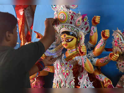 तस्वीरें: दिल्ली में दुर्गा पूजा पंडालों का बदला नज़ारा, मूर्ति का आकार बढ़ा पर बजट घटा!
