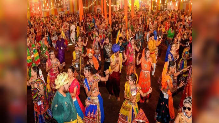 Navratri Garba नवरात्रीत गरबा दांडिया का खेळतात? इथे २०० वर्षांपूर्वीची परंपरा पुरूषही साडी घालून खेळतात गरबा