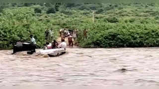 Nawada News: सूखी धनार्जय नदी में अचानक आई बाढ़, ट्रैक्... 