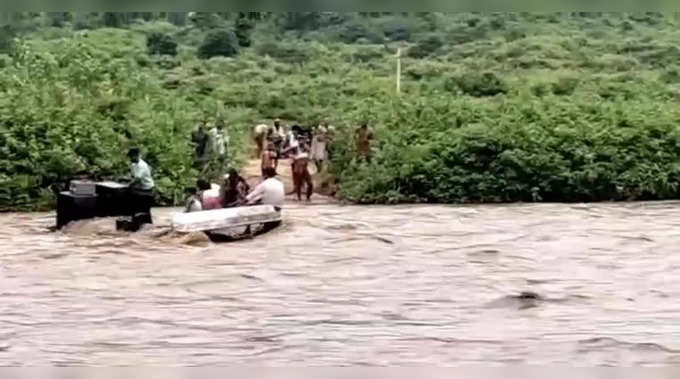 Nawada News: सूखी धनार्जय नदी में अचानक आई बाढ़, ट्रैक्टर-डीजे समेत अधजले शव को बहा ले गई