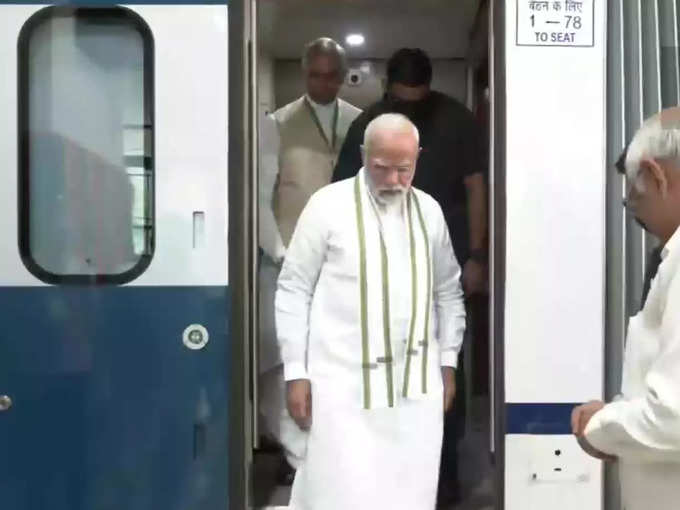 प्रधानमंत्री ने गांधीनगर से कालूपुर रेलवे स्टेशन तक ट्रेन में की यात्रा