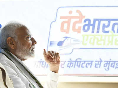 Vande Bharat 2.0: नई खूबियों वाली वंदेभारत में मोह लिया पीएम नरेंद्र मोदी का मन, देखें 