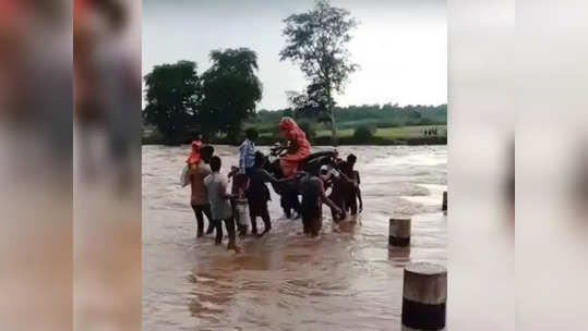 Video: मुसळधार पाऊस बाईक आणि बाई, तरुणांनी असा काढला मार्ग