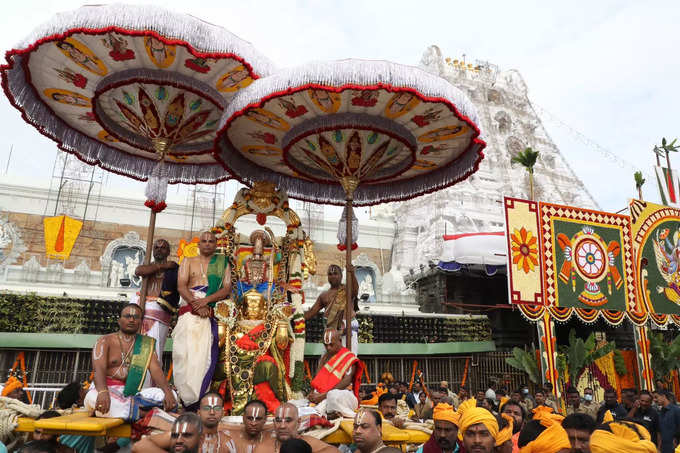 Tirumala: వైభవంగా తిరుమల బహ్మోత్సవాలు.. హనుమంత వాహనంపై దర్శనమిచ్చిన శ్రీవారు