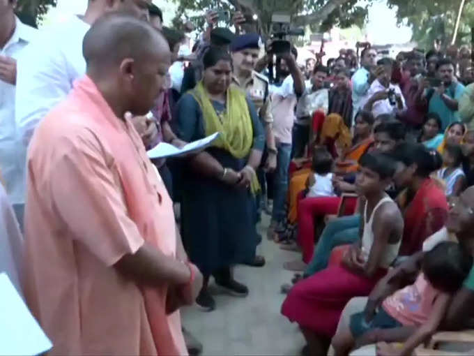 सीएम योगी आदित्यनाथ ने कुरथा गांव में लोगों के साथ की मुलाकात
