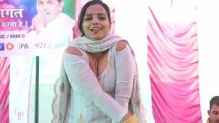 Komal Choudhary Dance: ये कैसे इशारे करने लगी कोमल चौधर... 