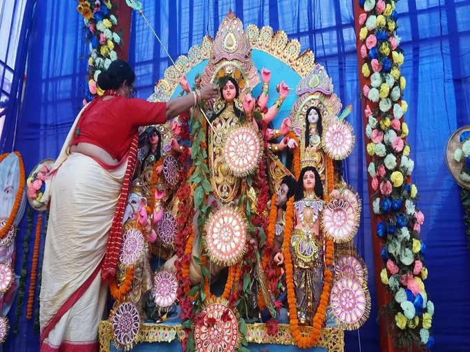 गाजियाबाद में मां दुर्गा की पूजा करती एक महिला