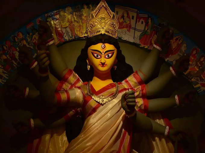 कोलकाता में मां दुर्गा की विशालकाय स्वरूप के दर्शन करिए