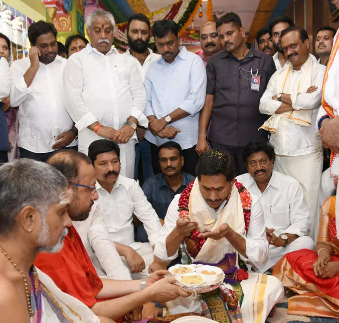 Vijayawada: పంచెకట్టులో ఏపీ సీఎం జగన్.. దుర్గమ్మకు పట్టువస్త్రాలు సమర్పణ