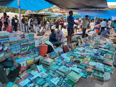 Delhi Book Bazaar: दिल्ली के पॉप्युलर संडे बुक बाजार में फिर लौटी रौनक 