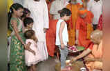 Yogi Kanya Pujan: सीएम योगी आदित्यनाथ ने नवमी पर किया कन्या पूजन, पैर पखारे और तिलक लगाया 