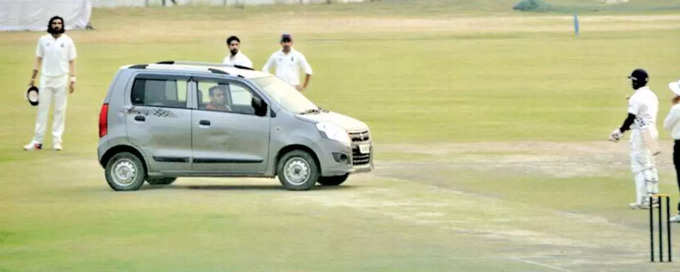 ​रणजी ट्रॉफी मैच में मैदान पर कार