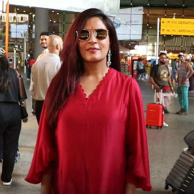 richa chaddha pic mumbai airport