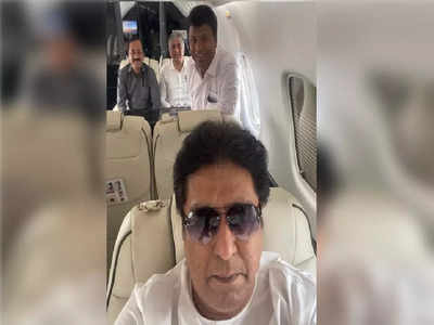 Raj Thackeray : राज ठाकरेंनी फोन धरला, विमानात त्या तिघांसोबत सेल्फी क्लिक