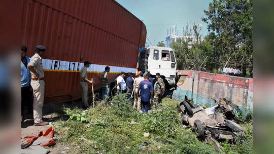 ट्रक चालकाचं कारला वाचवताना नियंत्रण सुटलं, रिक्षाला चिरडलं, १० जणांचा मृत्यू ७ जण जखमी