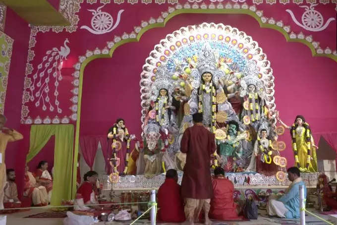 தலைநகர் டெல்லியில் உள்ள சித்ரஞ்சன் பூங்காவில் நடைபெற்ற துர்கா பூஜை சிறப்பு வழிபாடு