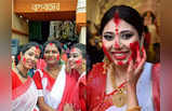Sindoor Khela: गालों पर लाल सिंदूर, मां दुर्गा संग होली, कोलकाता में महिलाओं का जश्न देखिए