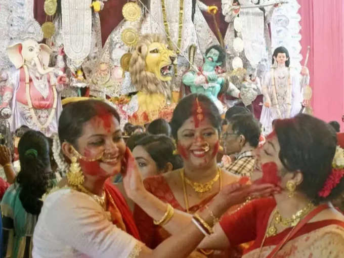 दुर्गा पूजा उत्सव के अंतिम दिन सिंदूर खेला