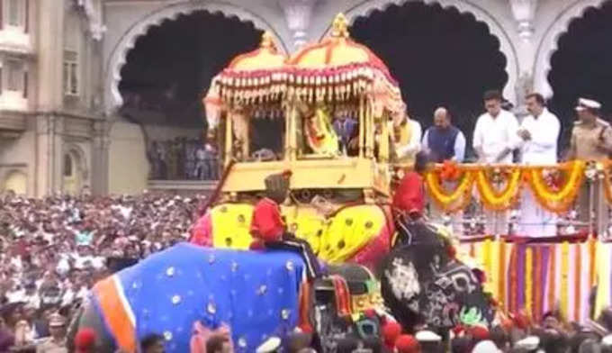 மைசூரில் நடைபெற்ற  பாரம்பரிய தசரா திருவிழாவில் பங்கேற்ற கர்நாடக முதல்வர் பசவராஜ் பொம்மை