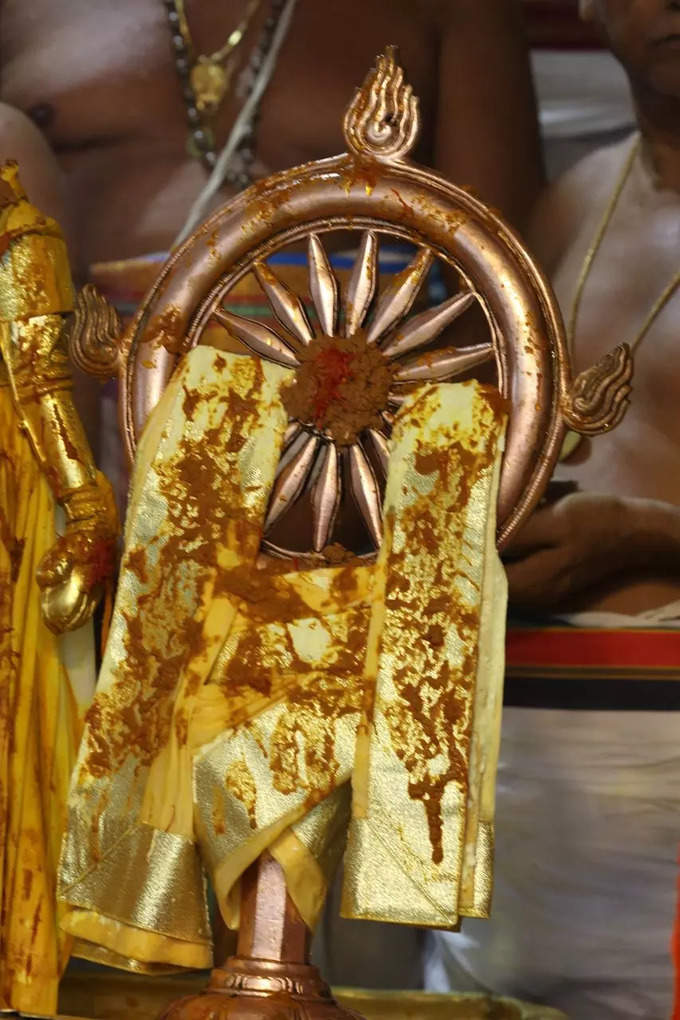 తిరుమల శ్రీవారి చక్రస్నానం.. ధ్వజావరోహణంతో బ్రహ్మోత్సవాలకు ముగింపు