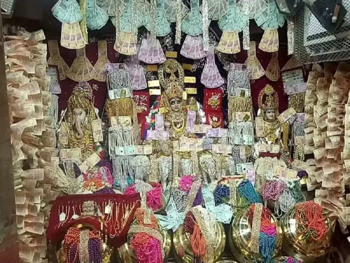 ratlam mahalaxmi temple decorated with currency notes and jewelry