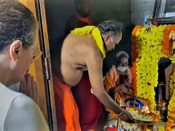 भारत जोड़ो यात्रा में शामिल होने से पहले मंद‍िर में की पूजा