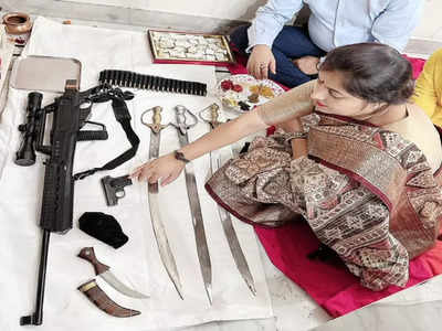 Bulandshahr: राइफल पर कलावा, पिस्टल पर तिलक, जानिए कौन हैं बीजेपी MLA मीनाक्षी सिंह, जिनकी शस्त्रपूजा की फोटो हुई वायरल 