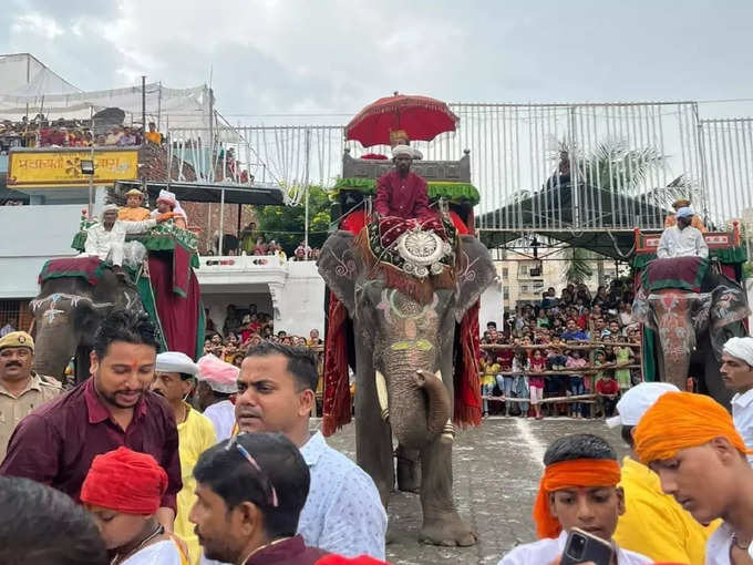 हाथी और रथ पर निकला भगवान राम का काफिला