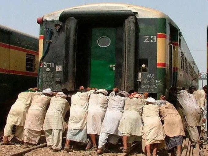 जब पाकिस्तान में ट्रेन खराब हो जाए...!