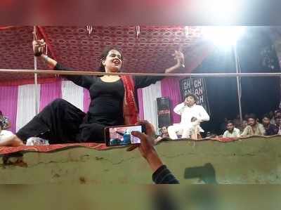 Haryanvi Dancer: नीलू का ये डांस देखने दूर- दूर से आए लोग, फिर हुआ मंच पर जमकर बवाल 