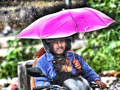 Delhi Cold Weather: ऐसे मौसम में बीमारी से संभलकर, जानें दो लेवल पर कैसे परेशान कर रहा  है ये बारिश वाला मौसम