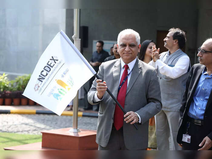 SEBI Whole time Member, Mr. Ashwani Bhatia flagging off NCDEX IPF Trust Krishi Rath from SEBI Bhavan II, Mumbai