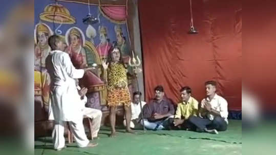 Video- रामलीलामध्ये शिवाची भूमिका साकारणाऱ्या व्यक्तीचा मृत्यू, आरतीवेळीच स्टेजवर कोसळला