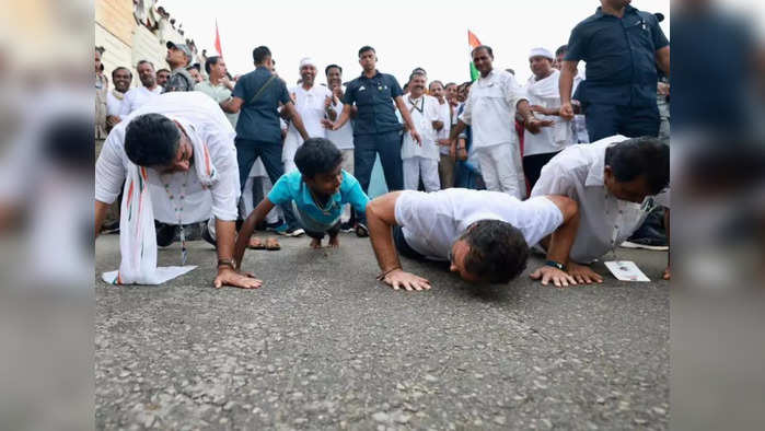 Viral Video: राहुल गांधींनी स्विकारलं लहान मुलाचं चॅलेंज, भर रस्त्यात झोपून मारले पुशअप्स